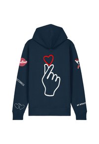 Hoodie navy avec une main blanche formant un cœur avec les doigts et un cœur rouge au-dessus, ainsi que du texte graphique et des motifs de cœur sur les deux manches.