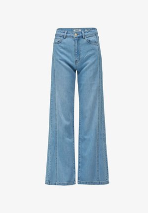 Lichtblauwe high-waist wijde jeans met knoop- en ritsluiting aan de voorkant, zijzakken en riemlussen op een effen witte achtergrond.