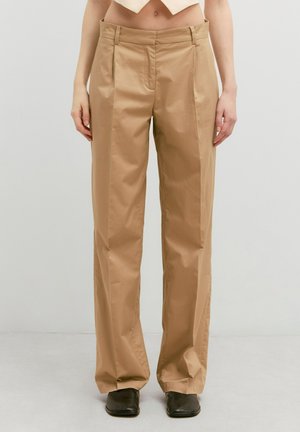 Beige, geplooide broek met een rechte pijp ontwerp, gemaakt van glad, lichtgewicht stof. Heeft riemlussen en een schone, op maat gemaakte uitstraling.