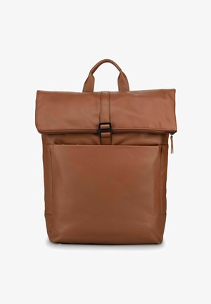 Brauner Lederrucksack mit umklappbarem Oberteil, Magnetverschluss, Vordertasche und Tragegriff oben. Glatte Textur und minimalistisches Design.