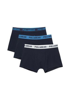 Trzy pary ciemnoniebieskich męskich bokserek z elastycznymi pasami w różnych odcieniach niebieskiego i białego, wszystkie z marką "PULL&BEAR."
