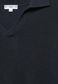 Maglione blu navy con scollo a V realizzato in tessuto a coste testurizzato, con colletto classico e un'etichetta con nome del marchio e dettagli sulla taglia.