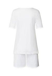 Conjunto de top de manga corta blanca y pantalones cortos. El top tiene un acabado ondulado en las mangas y una textura suave. Los pantalones cortos son lisos y tienen un corte elegante.
