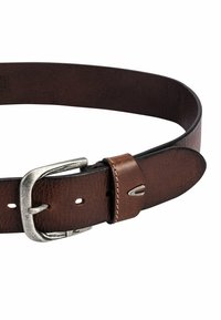 Bruine leren riem met een gestructureerde afwerking, zilveren metalen gesp en een leren lus. Voorzien van meerdere verstelgaten.