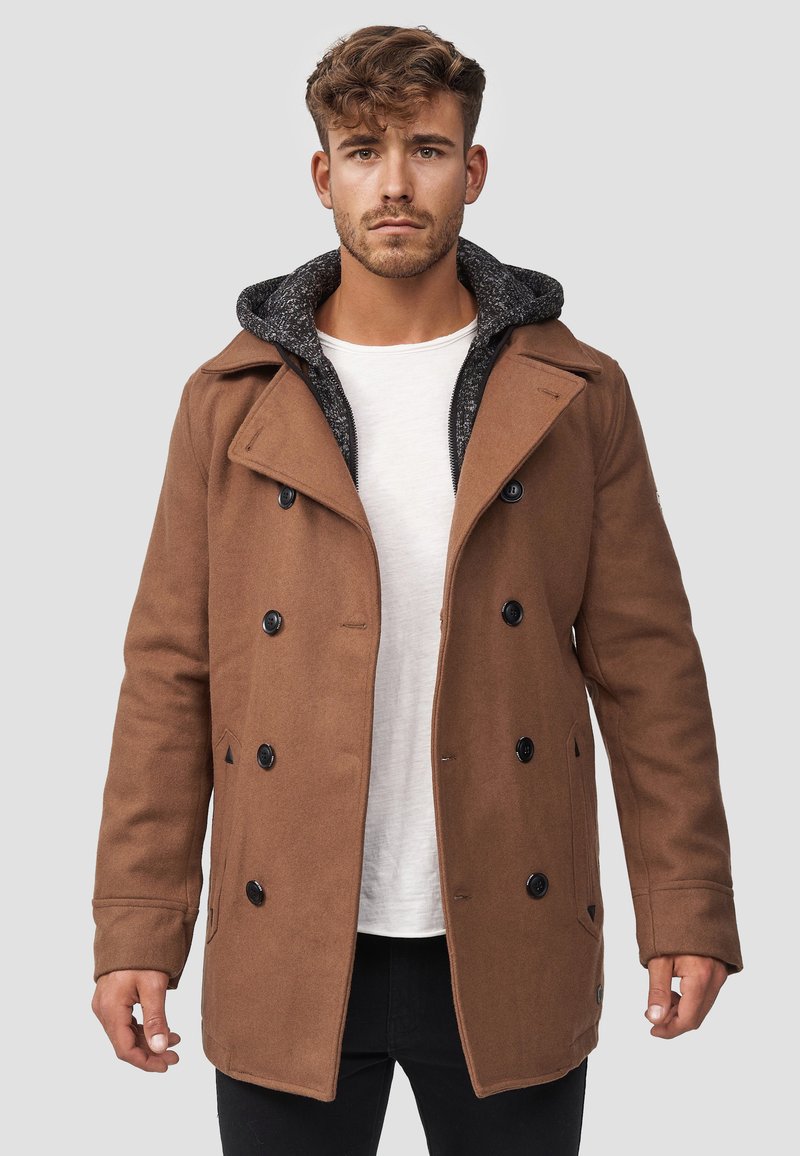 Brun uldfrakke med grå hætte. Dobbeltknaps design, sorte knapper og sidelommer. Tekstureret stof med en glat finish.