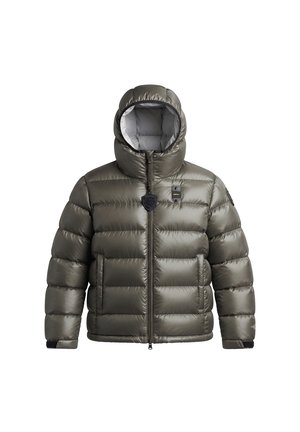 Giacca imbottita verde oliva con cappuccio, zip frontale, due tasche laterali e patch neri con logo sul petto e sulla manica.