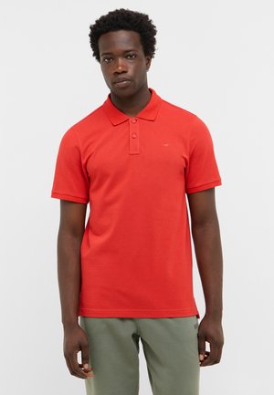 Rotes Polohemd mit kurzen Ärmeln, einer Drei-Knopf-Leiste und dezentem Logo auf der Brust. Weiches Baumwollmaterial und klassischer Schnitt.