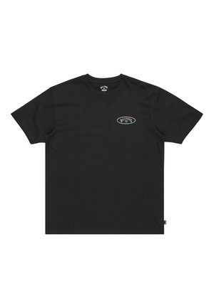 Sort kortærmet T-shirt lavet af bomuld, med et lille broderet logo i hvidt og rødt på venstre brystområde. Klassisk rund hals-design.