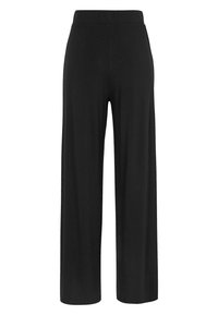 Zwarte culotte gemaakt van zachte stof, met een elastische tailleband en een eenvoudig, vloeiend ontwerp zonder versieringen of patronen.