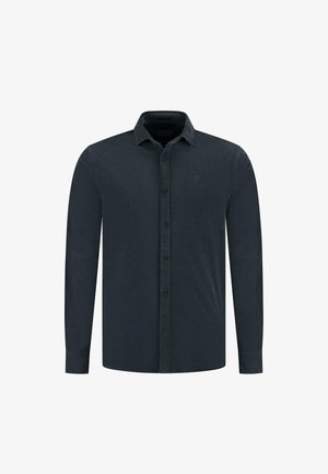 Tamsiai mėlyna ilgomis rankovėmis marškiniai su standartiniu apykakle, vienu krūtinės logotipu ir tekstūruotu audiniu, turintys tiesų kirpimą ir užsegamus rankogalius.