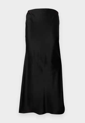 Schwarzes trägerloses Midi-Kleid aus glatter Satin-Stoff mit tailliertem Oberteil und fließendem Rock, ausgestattet mit einem geraden Ausschnitt und einer weichen Textur.