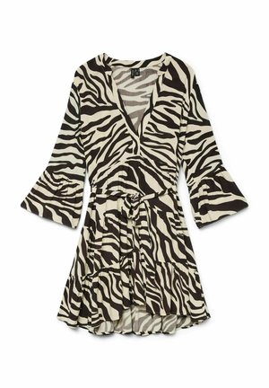 Vestido envolvente de estampado de cebra en crema y negro, con escote en V, mangas acampanadas, cinturilla con lazo y falda de volantes. Fabricado en tela ligera.