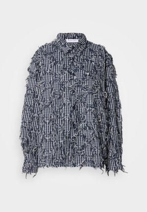 Chemise à rayures bleues et blanches avec un design texturé et effiloché. Présente un col, des manches longues et une coupe amples.