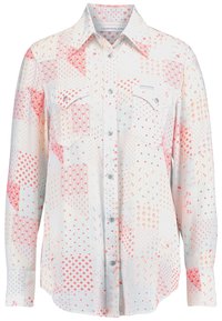 Camisa blanca de manga larga con botones, con patrones geométricos y de flores en tonos rojos y dos bolsillos en el pecho con botones.