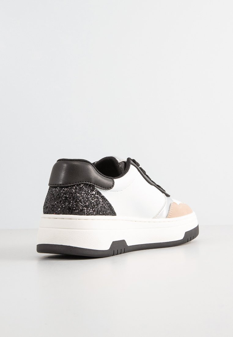 Sneaker di pelle bianca con accenti neri e glitter, pannello in suede beige, punta rotonda, design con lacci e suola in gomma spessa.