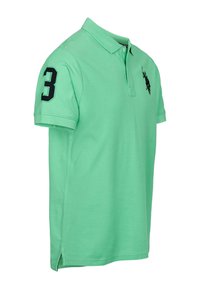 Heleroheline puuvillane polo särk lühikeste varrukatega, vasakul varrukal must tikandiga number "3" ning rinnal väike logo. Küljel lõhikud.