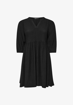 Robe noire en tissu texturé, avec un décolleté en V, des manches 3/4 et une taille froncée qui s'évasent à l'ourlet.