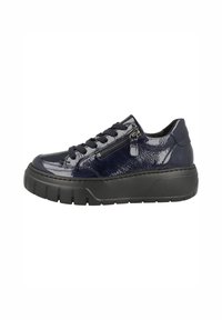 Sneaker in vernice blu con suola in gomma nera, allacciatura frontale e dettaglio con zip laterale. Presenta una finitura texturizzata e design a punta rotonda.