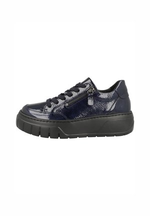 Baskets en cuir verni bleu marine avec semelle en caoutchouc noire, fermeture lacée à l'avant et détail de zip sur le côté. Présente une finition texturée et un design à orteil arrondi.