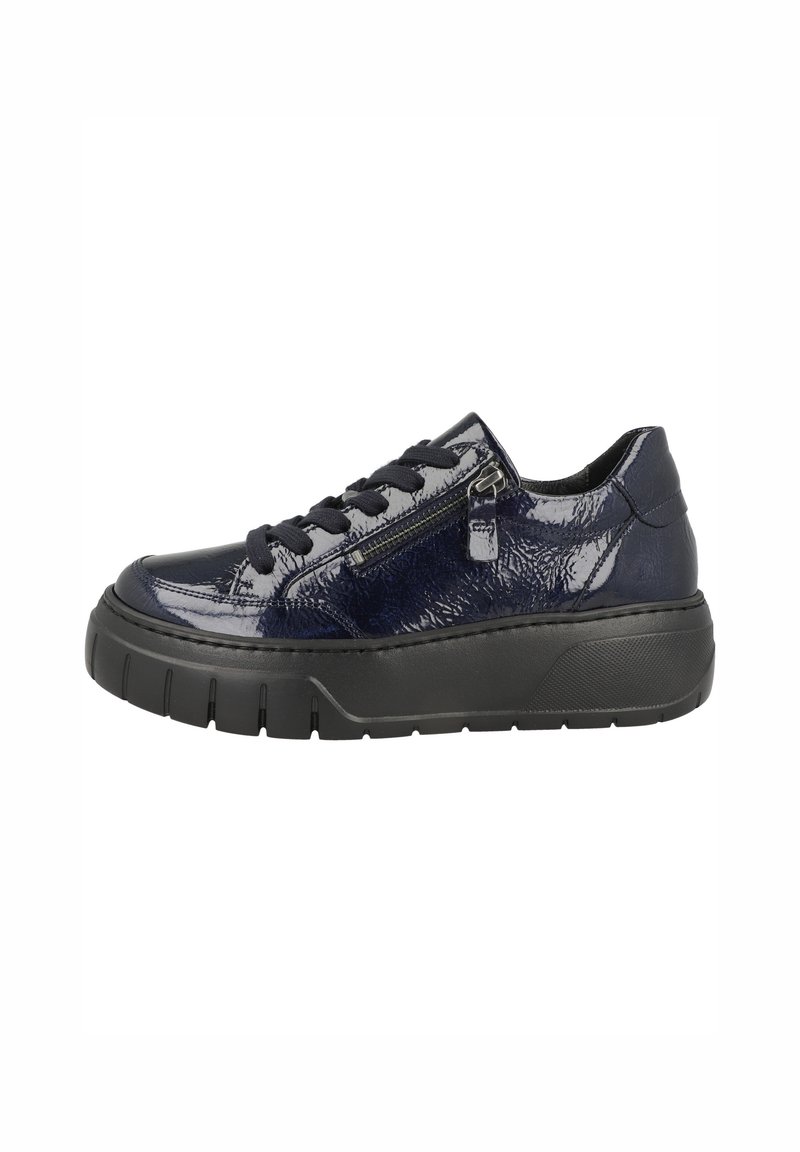Sneaker in vernice blu con suola in gomma nera, allacciatura frontale e dettaglio con zip laterale. Presenta una finitura texturizzata e design a punta rotonda.
