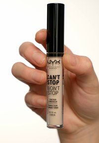 NYX Can't Stop Won't Stop concealer i en klar, smal tub med ett svart lock. Innehåller 3,50 mL och har fet text på etiketten.