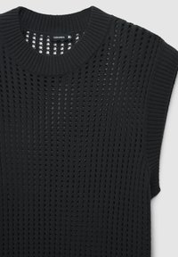 Top senza maniche nero a maglia con scollatura rotonda a coste e motivo a traforato, caratterizzato da fori allungati disposti in linee verticali.