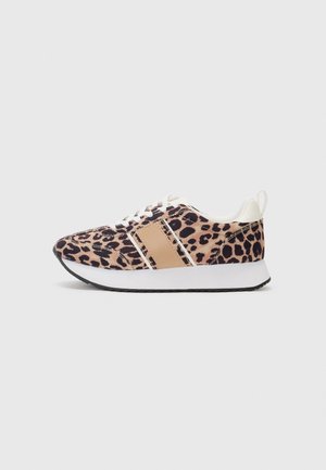 Lav sneaker med leopardprint, beige sidelister, hvide snørebånd og tyk hvid sål med sort mønster, vist fra siden på hvid baggrund.
