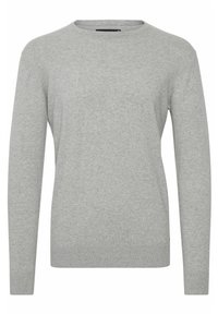 Maglione grigio chiaro realizzato in morbido tessuto a maglia, con un classico colletto tondo, maniche lunghe e polsini e orlo a coste.