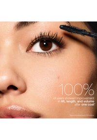 Gros plan d’un œil marron avec de longs cils relevés recouverts d’une baguette de mascara noir. Le texte indique que 100 % des utilisateurs ont constaté une amélioration des cils après une couche.