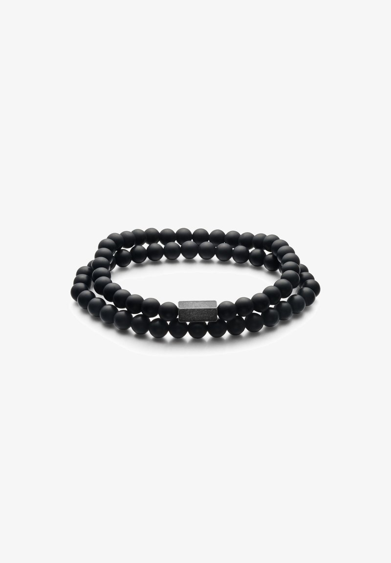 Zwarte kralenarmband met twee strengen matte kralen en een rechthoekig metalen accent. Glad textuur, uniforme vorm, minimalistisch ontwerp.