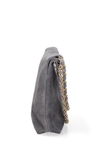 Borsa in suede grigia caratterizzata da una forma strutturata e una tracolla in catena dorata. La superficie testurizzata presenta sottili variazioni di colore.
