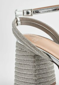 Next FOREVER COMFORT JEWEL BLING  REGULAR FIT - Sandalen met hoge hak - silver