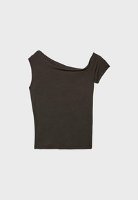 Tamno smeđa kratka majica kratkih rukava s asimetričnim izrezom, jedna strana bez ramena, prikaz odozgo na neutralnoj pozadini.