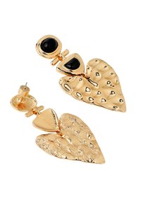 Cercei lungi de culoare aurie, cu un design texturat în formă de inimă, având o piatră de accent neagră, netedă, în partea de sus. Ușori, cu un finisaj lustruit.