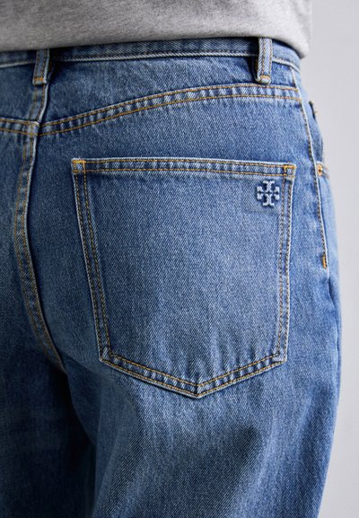 Jeans in denim leggero blu con una tasca posteriore con un distintivo logo ricamato. Cuciture a contrasto che accentuano la tasca e le cuciture.