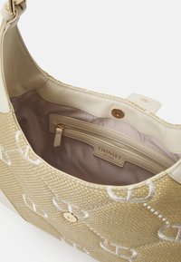 Sac à main tissé beige clair avec motif cousu blanc, garniture en cuir beige, fermeture magnétique et poche intérieure zippée étiquetée Twinset Milano.