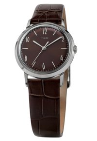 Montre ronde Timex avec un bracelet en cuir texturé marron, un cadran marron foncé, et des index horaires en argent indiquant 2, 4, 6, 8, 10 et 12.