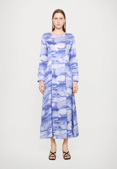 Langsleeve, getailleerde jurk in tinten blauw met een wolkachtig patroon. Gemaakt van een gladde stof, met een ronde hals en een volle rok.