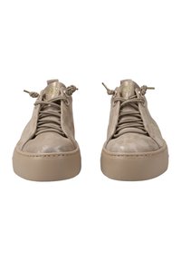 Beige Wildledersneaker mit einer glatten Oberfläche, flachen Schnürsenkeln und goldfarbenen Beschlägen. Sie verfügen über eine abgerundete Zehenpartie und eine dicke, strukturierte Gummisohle.