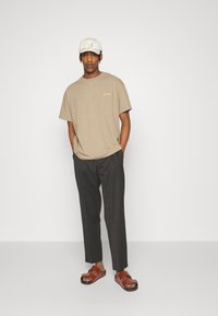 Les Deux DIEGO - T-shirt básica - dark sand/yellow
