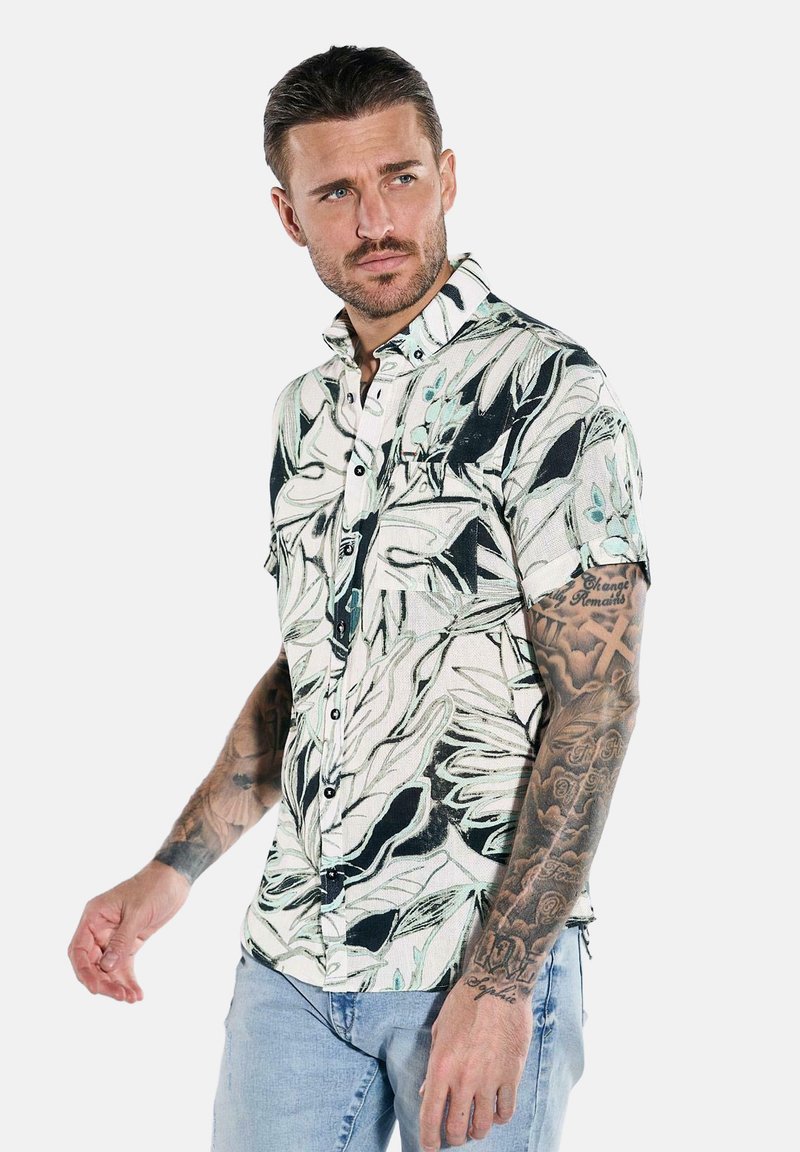 Kurzarm-Hemd aus luftigem Stoff mit einem tropischen Muster aus grünen und schwarzen Blättern, einer Brusttasche und schwarzen Knöpfen.