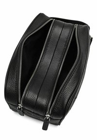 Zwarte leren rugzak met drie ritscompartimenten, textuur oppervlak, zilverkleurige accessoires en een gestructureerde vorm. Binnenkant is gevoerd.