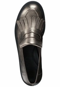 Proneeritud nahast libisemisega kingad, millel on franje detailid vampi kohal, ümar nina ja must kummitald. Sile tekstuur ja minimalistlik disain.