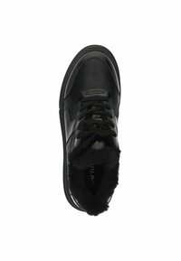 Sneaker sportivo nero con tomaia in pelle liscia, fodera in pelliccia attorno al collo e lacci neri. Presenta una suola in gomma flessibile.