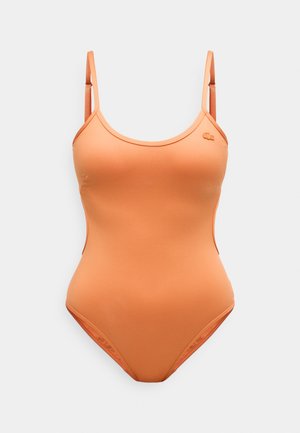 Oranje badpak met dunne verstelbare bandjes, een gladde textuur en een subtiel logodetail op het borstgebied.