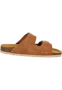 Brun mockask sandal med två breda öppningar, en texturerad korkmellansula och en lätt gummiyttersula. Har en metallspänne som accent.