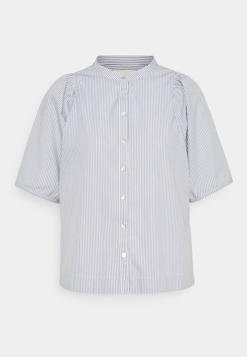 Chemise collée à manches courtes en tissu léger avec des rayures verticales bleues et blanches. Comprend une fermeture à boutons et un léger volume aux manches.