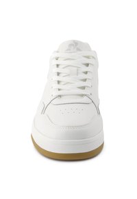 Hvide lædersneakers med en glat overflade, rund tå og perforerede detaljer. Har flade hvide snørebånd og en gummisål.