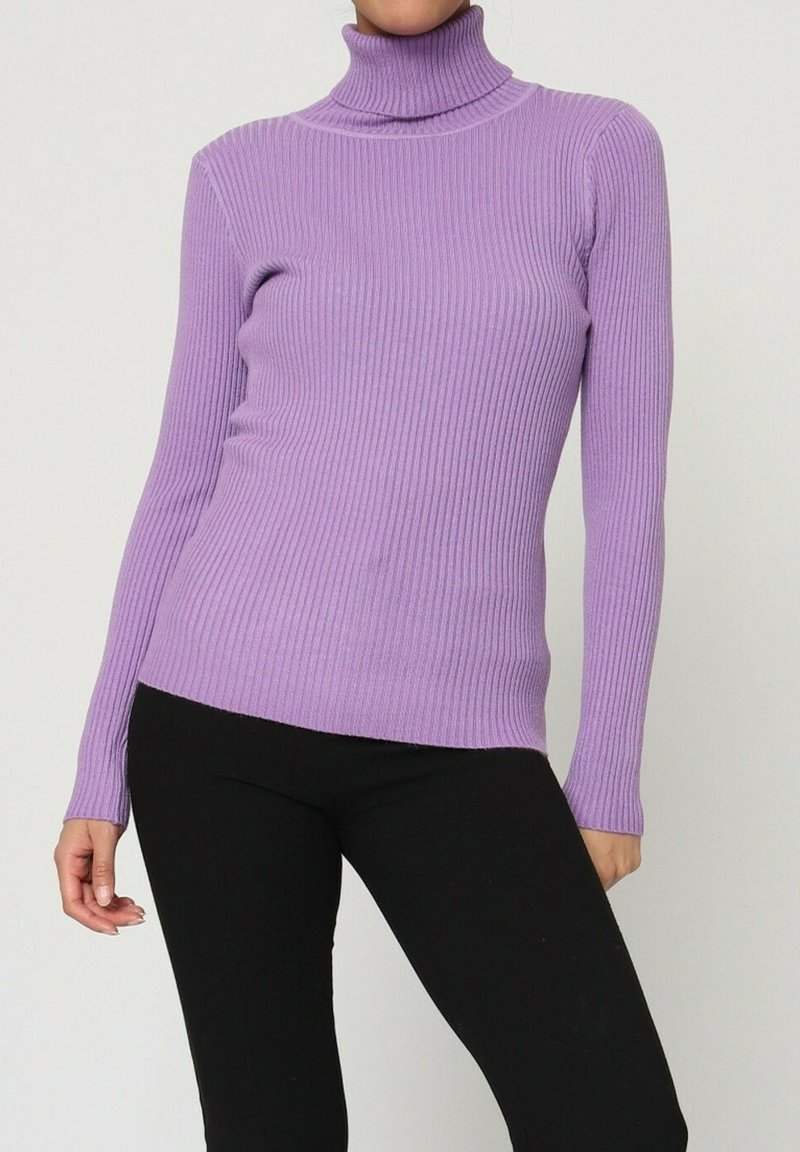 Pull à col roulé côtelé de couleur lilas clair, avec des manches longues et une coupe ajustée, associé à un pantalon noir pour le contraste.