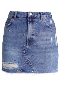 Džínsová sukně s světle modrým praním, s cvočkovými detaily, potrhaným lemem a diagonálním předním švem. Obsahuje dvě přední kapsy a zapínání na horní knoflík.